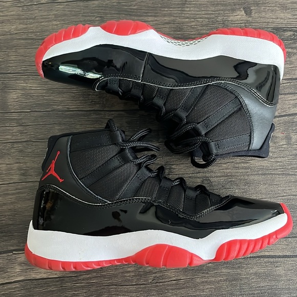 Lightly used Jordan 11 Retro “Bred” - Picture 4 of 9
